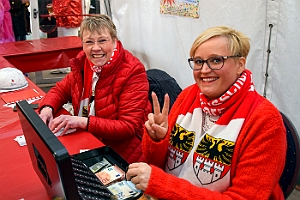 AltweiberRathaussturm_2020-02-20_06 Rathaussturm im König Pilsener Festzelt Jetzt sind die Jecken richtig los - So feiert Duisburg Altweiber. Endlich ist Duisburg wieder bunt. Die dollen Weiber...