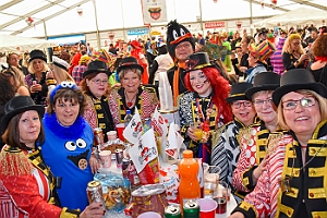 AltweiberRathaussturm_2020-02-20_09 Rathaussturm im König Pilsener Festzelt Jetzt sind die Jecken richtig los - So feiert Duisburg Altweiber. Endlich ist Duisburg wieder bunt. Die dollen Weiber...