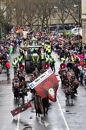 Rosenmontagszug_2020-02-24_008 Rosenmontag 2020 Das Wecken Sr. Tollität Prinz Sascha I. am WYNDHAM Hotel Duisburger Hof, das Prinzenfrühstück mit geladenen Gästen beim OB Sören Link im...