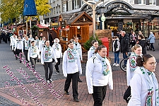 InDUR_MSPICT_DU_2022-11-12_0001 Umzug, Rathaus, Bühne und Hoppeditz - Bei herrlichen Sonnenschein zieht der Umzug mit den Gesellschaften über die Konigstraße zum Burgplatz vor dem Rathaus....