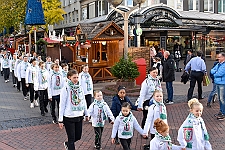 InDUR_MSPICT_DU_2022-11-12_0002 Umzug, Rathaus, Bühne und Hoppeditz - Bei herrlichen Sonnenschein zieht der Umzug mit den Gesellschaften über die Konigstraße zum Burgplatz vor dem Rathaus....