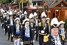 InDUR_MSPICT_DU_2022-11-12_0004 Umzug, Rathaus, Bühne und Hoppeditz - Bei herrlichen Sonnenschein zieht der Umzug mit den Gesellschaften über die Konigstraße zum Burgplatz vor dem Rathaus....