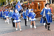 InDUR_MSPICT_DU_2022-11-12_0012 Umzug, Rathaus, Bühne und Hoppeditz - Bei herrlichen Sonnenschein zieht der Umzug mit den Gesellschaften über die Konigstraße zum Burgplatz vor dem Rathaus....