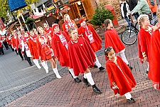 InDUR_MSPICT_DU_2022-11-12_0015 Umzug, Rathaus, Bühne und Hoppeditz - Bei herrlichen Sonnenschein zieht der Umzug mit den Gesellschaften über die Konigstraße zum Burgplatz vor dem Rathaus....