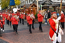 InDUR_MSPICT_DU_2022-11-12_0016 Umzug, Rathaus, Bühne und Hoppeditz - Bei herrlichen Sonnenschein zieht der Umzug mit den Gesellschaften über die Konigstraße zum Burgplatz vor dem Rathaus....