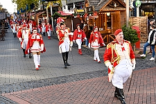 InDUR_MSPICT_DU_2022-11-12_0017 Umzug, Rathaus, Bühne und Hoppeditz - Bei herrlichen Sonnenschein zieht der Umzug mit den Gesellschaften über die Konigstraße zum Burgplatz vor dem Rathaus....