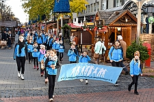 InDUR_MSPICT_DU_2022-11-12_0018 Umzug, Rathaus, Bühne und Hoppeditz - Bei herrlichen Sonnenschein zieht der Umzug mit den Gesellschaften über die Konigstraße zum Burgplatz vor dem Rathaus....