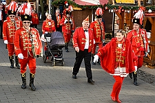 InDUR_MSPICT_DU_2022-11-12_0021 Umzug, Rathaus, Bühne und Hoppeditz - Bei herrlichen Sonnenschein zieht der Umzug mit den Gesellschaften über die Konigstraße zum Burgplatz vor dem Rathaus....