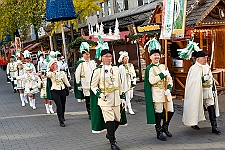 InDUR_MSPICT_DU_2022-11-12_0024 Umzug, Rathaus, Bühne und Hoppeditz - Bei herrlichen Sonnenschein zieht der Umzug mit den Gesellschaften über die Konigstraße zum Burgplatz vor dem Rathaus....