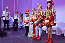 KiPriKuer_2024-01-07_017 7. Januar 2024 im WYNDHAM Hotel DUISBURGER HOF - Die Duisburger Kinderprinzen-Crew hat den Narrenthron erobert und startet in die Session. Im restlos...