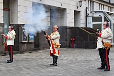01_PrinzWecken_2024-02-12_02 Rosenmontag - 2024 - Höhepunkte und Abschied… - Wenn der Prinz erstmal geweckt ist, denn folgt der nächste Streich. Prinz Matthias I. erhält den Schlüssel vom...