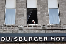 01_PrinzWecken_2024-02-12_03 Rosenmontag - 2024 - Höhepunkte und Abschied… - Wenn der Prinz erstmal geweckt ist, denn folgt der nächste Streich. Prinz Matthias I. erhält den Schlüssel vom...
