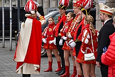 01_PrinzWecken_2024-02-12_08 Rosenmontag - 2024 - Höhepunkte und Abschied… - Wenn der Prinz erstmal geweckt ist, denn folgt der nächste Streich. Prinz Matthias I. erhält den Schlüssel vom...