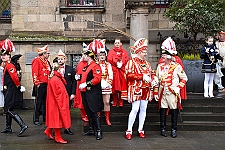 02_Rathaus_2024-02-12_02 Rosenmontag - 2024 - Höhepunkte und Abschied… - Wenn der Prinz erstmal geweckt ist, denn folgt der nächste Streich. Prinz Matthias I. erhält den Schlüssel vom...