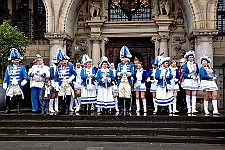 02_Rathaus_2024-02-12_03 Rosenmontag - 2024 - Höhepunkte und Abschied… - Wenn der Prinz erstmal geweckt ist, denn folgt der nächste Streich. Prinz Matthias I. erhält den Schlüssel vom...