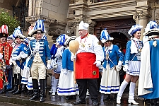 02_Rathaus_2024-02-12_07 Rosenmontag - 2024 - Höhepunkte und Abschied… - Wenn der Prinz erstmal geweckt ist, denn folgt der nächste Streich. Prinz Matthias I. erhält den Schlüssel vom...