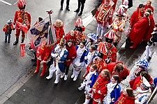 02_Rathaus_2024-02-12_08 Rosenmontag - 2024 - Höhepunkte und Abschied… - Wenn der Prinz erstmal geweckt ist, denn folgt der nächste Streich. Prinz Matthias I. erhält den Schlüssel vom...