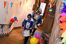 02_Rathaus_2024-02-12_11 Rosenmontag - 2024 - Höhepunkte und Abschied… - Wenn der Prinz erstmal geweckt ist, denn folgt der nächste Streich. Prinz Matthias I. erhält den Schlüssel vom...