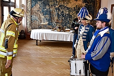 02_Rathaus_2024-02-12_12 Rosenmontag - 2024 - Höhepunkte und Abschied… - Wenn der Prinz erstmal geweckt ist, denn folgt der nächste Streich. Prinz Matthias I. erhält den Schlüssel vom...