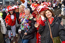 Rosenmontagszug_2024-02-12_002 Rosenmontag - 2024 - Höhepunkte und Abschied… - Wenn der Prinz erstmal geweckt ist, denn folgt der nächste Streich. Prinz Matthias I. erhält den Schlüssel vom...