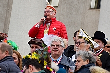 Rosenmontagszug_2024-02-12_007 Rosenmontag - 2024 - Höhepunkte und Abschied… - Wenn der Prinz erstmal geweckt ist, denn folgt der nächste Streich. Prinz Matthias I. erhält den Schlüssel vom...