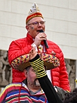 Rosenmontagszug_2024-02-12_008 Rosenmontag - 2024 - Höhepunkte und Abschied… - Wenn der Prinz erstmal geweckt ist, denn folgt der nächste Streich. Prinz Matthias I. erhält den Schlüssel vom...