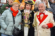 Rosenmontagszug_2024-02-12_009 Rosenmontag - 2024 - Höhepunkte und Abschied… - Wenn der Prinz erstmal geweckt ist, denn folgt der nächste Streich. Prinz Matthias I. erhält den Schlüssel vom...