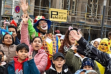 Rosenmontagszug_2024-02-12_010 Rosenmontag - 2024 - Höhepunkte und Abschied… - Wenn der Prinz erstmal geweckt ist, denn folgt der nächste Streich. Prinz Matthias I. erhält den Schlüssel vom...