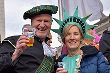 Rosenmontagszug_2024-02-12_018 Rosenmontag - 2024 - Höhepunkte und Abschied… - Wenn der Prinz erstmal geweckt ist, denn folgt der nächste Streich. Prinz Matthias I. erhält den Schlüssel vom...