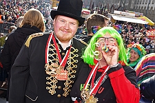 Rosenmontagszug_2024-02-12_019 Rosenmontag - 2024 - Höhepunkte und Abschied… - Wenn der Prinz erstmal geweckt ist, denn folgt der nächste Streich. Prinz Matthias I. erhält den Schlüssel vom...
