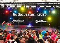 MSPICT_DU_2025-02-27_001 Weiberfastnacht 2025 - Ein anderes Zelt aber die gleiche Party. Rathaussturm im „König-Pilsener“ - Festzelt auf dem Festplatz „Am Güterbahnhof“. Unter anderem...