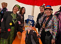MSPICT_DU_2025-02-27_004 Weiberfastnacht 2025 - Ein anderes Zelt aber die gleiche Party. Rathaussturm im „König-Pilsener“ - Festzelt auf dem Festplatz „Am Güterbahnhof“. Unter anderem...
