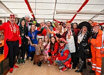 MSPICT_DU_2025-02-27_006 Weiberfastnacht 2025 - Ein anderes Zelt aber die gleiche Party. Rathaussturm im „König-Pilsener“ - Festzelt auf dem Festplatz „Am Güterbahnhof“. Unter anderem...