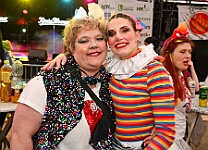 MSPICT_DU_2025-02-27_008 Weiberfastnacht 2025 - Ein anderes Zelt aber die gleiche Party. Rathaussturm im „König-Pilsener“ - Festzelt auf dem Festplatz „Am Güterbahnhof“. Unter anderem...