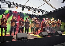 MSPICT_DU_2025-02-27_010 Weiberfastnacht 2025 - Ein anderes Zelt aber die gleiche Party. Rathaussturm im „König-Pilsener“ - Festzelt auf dem Festplatz „Am Güterbahnhof“. Unter anderem...