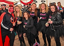 MSPICT_DU_2025-02-27_013 Weiberfastnacht 2025 - Ein anderes Zelt aber die gleiche Party. Rathaussturm im „König-Pilsener“ - Festzelt auf dem Festplatz „Am Güterbahnhof“. Unter anderem...