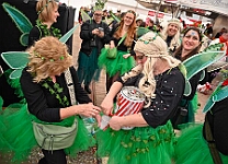 MSPICT_DU_2025-02-27_016 Weiberfastnacht 2025 - Ein anderes Zelt aber die gleiche Party. Rathaussturm im „König-Pilsener“ - Festzelt auf dem Festplatz „Am Güterbahnhof“. Unter anderem...