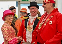 MSPICT_DU_2025-02-27_017 Weiberfastnacht 2025 - Ein anderes Zelt aber die gleiche Party. Rathaussturm im „König-Pilsener“ - Festzelt auf dem Festplatz „Am Güterbahnhof“. Unter anderem...