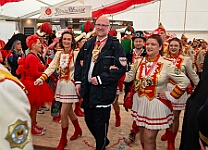 MSPICT_DU_2025-02-27_019 Weiberfastnacht 2025 - Ein anderes Zelt aber die gleiche Party. Rathaussturm im „König-Pilsener“ - Festzelt auf dem Festplatz „Am Güterbahnhof“. Unter anderem...
