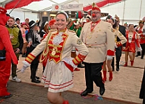 MSPICT_DU_2025-02-27_020 Weiberfastnacht 2025 - Ein anderes Zelt aber die gleiche Party. Rathaussturm im „König-Pilsener“ - Festzelt auf dem Festplatz „Am Güterbahnhof“. Unter anderem...