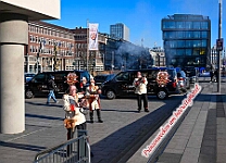 WeckenFruehstück_2025-03-03_01 Der Rosenmontag 2025 - Um 9:00 Uhr wird Prinz Holger II. mit Böllerschüssen vor dem IntercityHotel geweckt. Danach geht es dann zum Prinzenfrühstück zum OB...