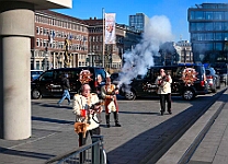 WeckenFruehstück_2025-03-03_02 Der Rosenmontag 2025 - Um 9:00 Uhr wird Prinz Holger II. mit Böllerschüssen vor dem IntercityHotel geweckt. Danach geht es dann zum Prinzenfrühstück zum OB...