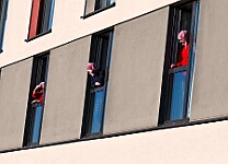 WeckenFruehstück_2025-03-03_03 Der Rosenmontag 2025 - Um 9:00 Uhr wird Prinz Holger II. mit Böllerschüssen vor dem IntercityHotel geweckt. Danach geht es dann zum Prinzenfrühstück zum OB...