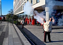 WeckenFruehstück_2025-03-03_07 Der Rosenmontag 2025 - Um 9:00 Uhr wird Prinz Holger II. mit Böllerschüssen vor dem IntercityHotel geweckt. Danach geht es dann zum Prinzenfrühstück zum OB...