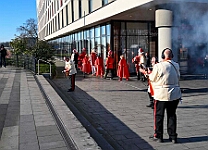 WeckenFruehstück_2025-03-03_08 Der Rosenmontag 2025 - Um 9:00 Uhr wird Prinz Holger II. mit Böllerschüssen vor dem IntercityHotel geweckt. Danach geht es dann zum Prinzenfrühstück zum OB...