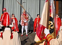 WeckenFruehstück_2025-03-03_11 Der Rosenmontag 2025 - Um 9:00 Uhr wird Prinz Holger II. mit Böllerschüssen vor dem IntercityHotel geweckt. Danach geht es dann zum Prinzenfrühstück zum OB...