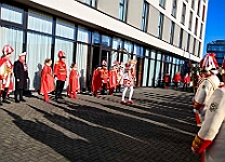 WeckenFruehstück_2025-03-03_12 Der Rosenmontag 2025 - Um 9:00 Uhr wird Prinz Holger II. mit Böllerschüssen vor dem IntercityHotel geweckt. Danach geht es dann zum Prinzenfrühstück zum OB...