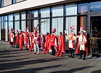 WeckenFruehstück_2025-03-03_14 Der Rosenmontag 2025 - Um 9:00 Uhr wird Prinz Holger II. mit Böllerschüssen vor dem IntercityHotel geweckt. Danach geht es dann zum Prinzenfrühstück zum OB...