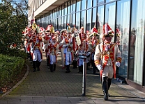 WeckenFruehstück_2025-03-03_15 Der Rosenmontag 2025 - Um 9:00 Uhr wird Prinz Holger II. mit Böllerschüssen vor dem IntercityHotel geweckt. Danach geht es dann zum Prinzenfrühstück zum OB...
