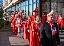 WeckenFruehstück_2025-03-03_16 Der Rosenmontag 2025 - Um 9:00 Uhr wird Prinz Holger II. mit Böllerschüssen vor dem IntercityHotel geweckt. Danach geht es dann zum Prinzenfrühstück zum OB...